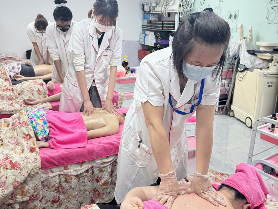 肩胛骨按摩真人實操，南寧美容培訓(xùn)練習(xí)