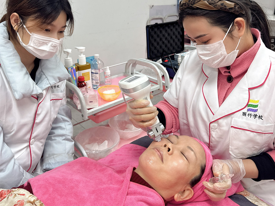 南寧學(xué)美容儀器操作：水光真人實操練習(xí)